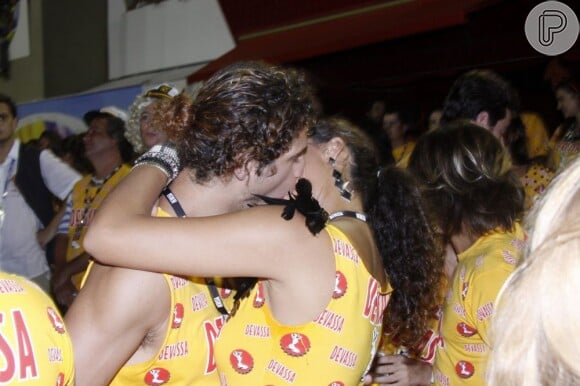 Débora Nascimento e José Loreto se beijaram por bastante tempo