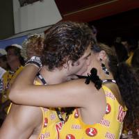 Débora Nascimento e José Loreto trocam beijos de cinema na Sapucaí