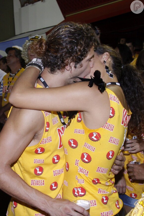 Débora Nascimento e José Loreto trocam beijos apaixonados durante o segundo dia de desfiles do Grupo Especial, na Marquês de Sapucaí, no Rio de Janeiro, em 11 de fevereiro de 2013