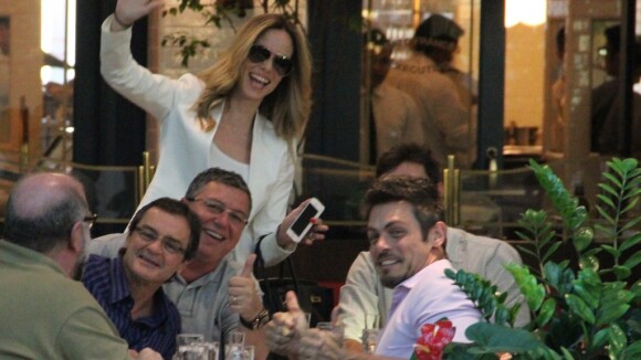 Ana Furtado encontra o marido, Boninho, e Luigi Baricelli em shopping do Rio