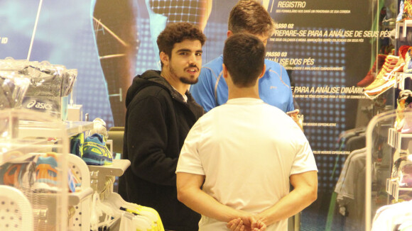 Caio Castro compra roupas em shopping e faz teste para encontrar o 'tênis ideal'