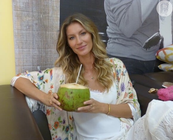Gisele Bündchen diz sobre sua dieta: 'Água de coco é perfeito. Minha alimentação começou a mudar quando fiquei mais consciente e percebi que meu corpo é o meu templo'