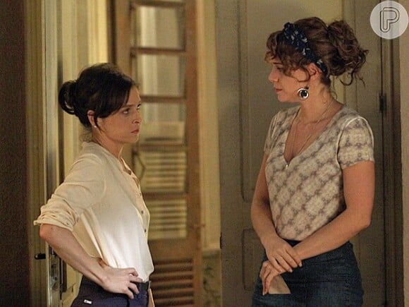 Cora (Drica Moraes) sempre tenta convencer Cristina (Leandra Leal) a exigir seus direitos de filha de José Alfredo (Alexandre Nero), mas ela se recusa, em 'Império'