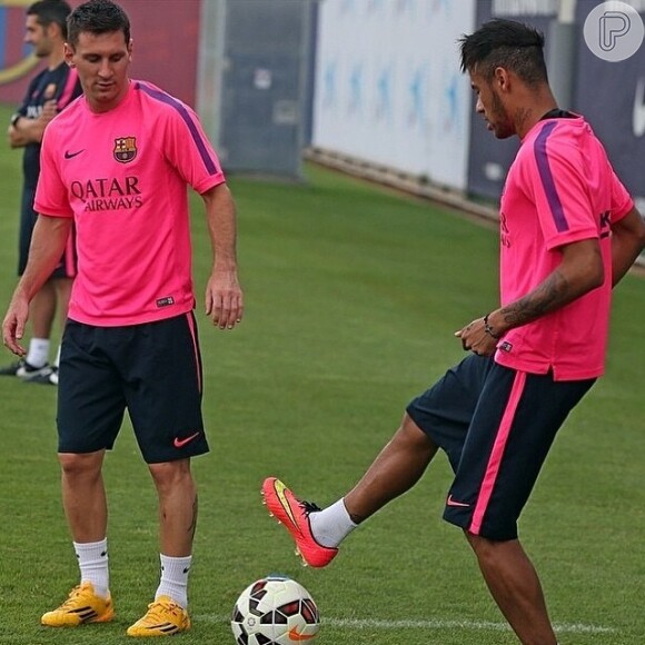 Neymar volta a treinar depois de ter uma lesão no tornozelo esquerdo