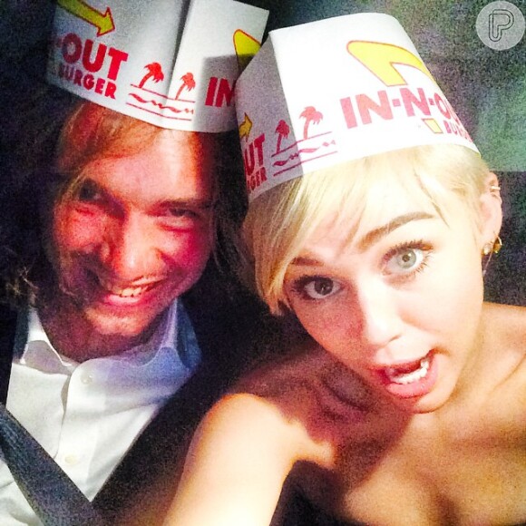 Miley Cyrus saem para comer numa rede de fast-food depois do VMA 2014
