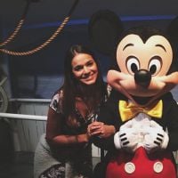 Bruna Marquezine passeia com amigos em parque da Disney: 'Perdeu, Minnie'