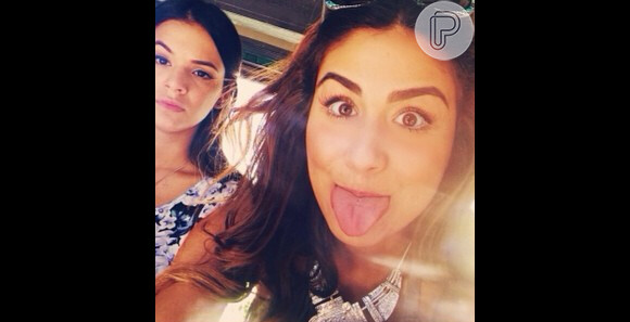 Bruna Marquezine se diverte em parque da Disney com a filha de Bebeto, Stephannie Oliveira