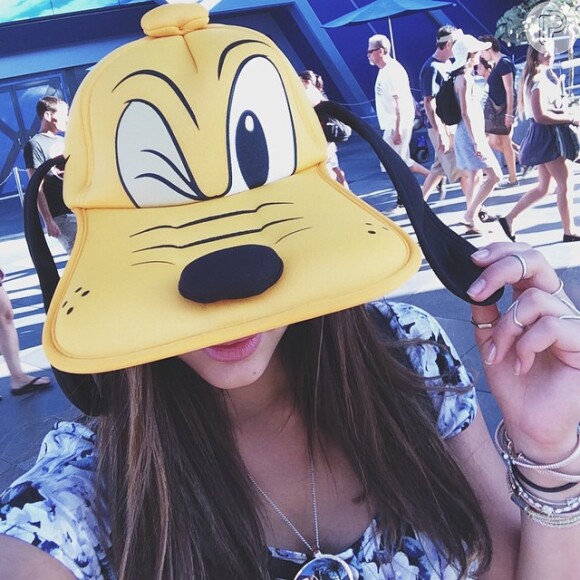 Bruna Marquezine usa boné do Pluto, personagem da Disney, durante passeio em parque