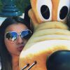 Bruna Marquezine e Stephannie Oliveira  se divertem parque da Disney e beijam Pluto 