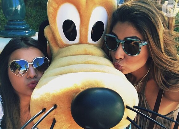 Bruna Marquezine e Stephannie Oliveira  se divertem parque da Disney e beijam Pluto 