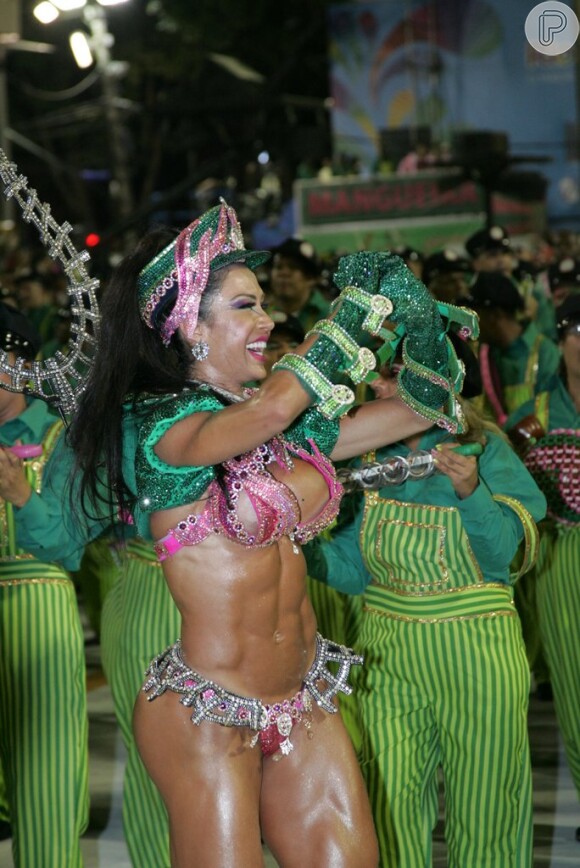 Gracyanne Barbosa, mulher de Belo e figura conhecida do Carnaval, foi rainha de bateria da Mangueira e usou um fantasia que deixou o corpo todo à mostra