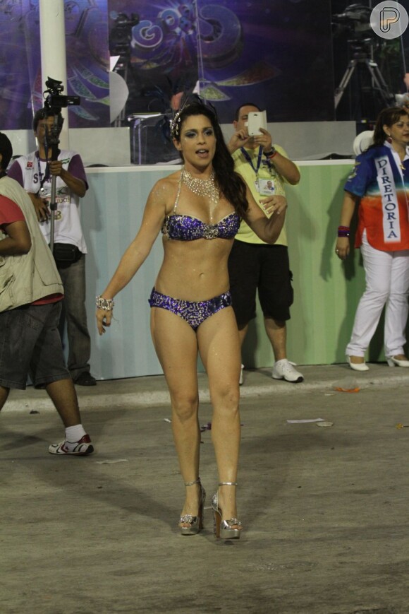 Thalita Lippi substituiu Letícia Spiller, que interpretaria a Garota de Ipanema, mas desfalcou o desfile por estar com dengue