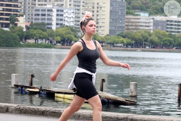 Bruna Linzmeyer exibe boa forma durante caminhada na Zona Sul do Rio