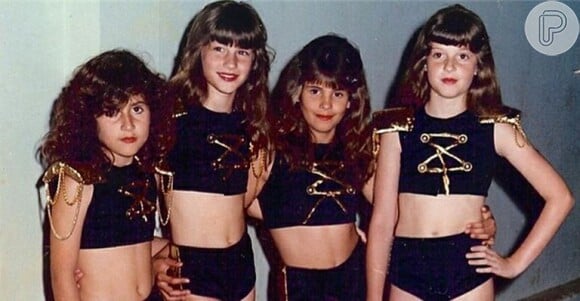 Quando criança, a über model se vestia como as assistentes de palco da Xuxa para brincar com as amigas