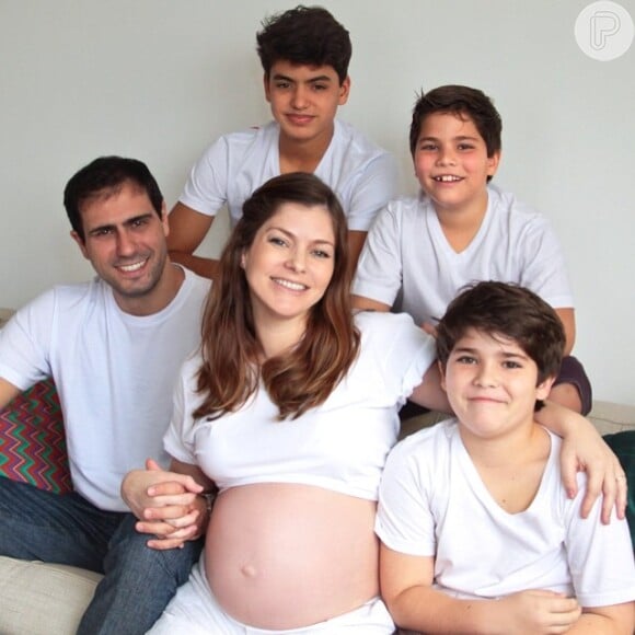 Ana Paula Tabalipa reunida com o marido e seus três filhos