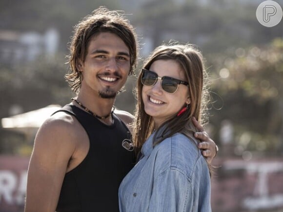 Daniele (Alice Wegmann) e Rodrigo (Brenno Leone) estão apaixonados, em 'Boogie Oogie'