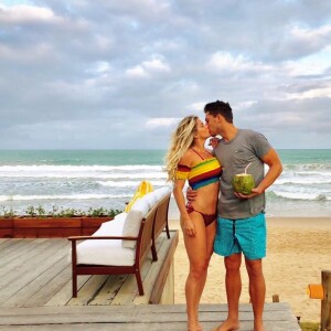 Karina Bacchi vai se casar com Amaury Nunes em resort em Alagoas
