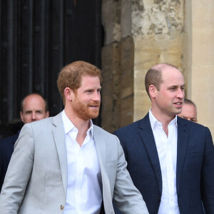 Príncipe William e Príncipe Harry, filhos de Charles, o definiram como um workholic