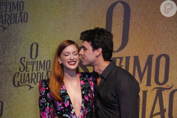 Marina Ruy Barbosa trocou carinhos com o marido, Xandinho Negrão, na festa de lançamento da novela 'O Sétimo Guardião'