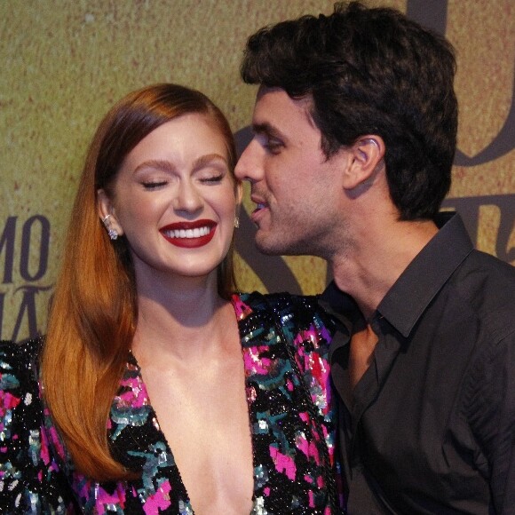 Marina Ruy Barbosa trocou carinhos com o marido, Xandinho Negrão, na festa de lançamento da novela 'O Sétimo Guardião'