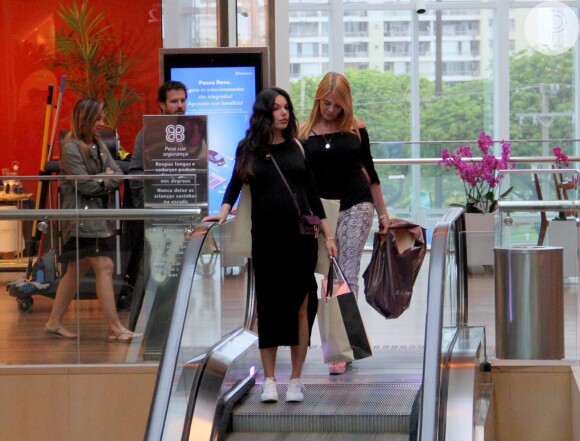 Isis Valverde é fotografada em dia de compras com a mãe, Rosalba Nable, no Shopping Village Mall, na Barra da Tijuca, zona oeste do Rio de Janeiro, nesta quinta-feira, 8 de novembro de 2018