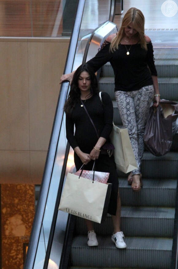 Isis Valverde é fotografada em dia de compras com a mãe, Rosalba Nable, no Shopping Village Mall, na Barra da Tijuca, zona oeste do Rio de Janeiro, nesta quinta-feira, 8 de novembro de 2018