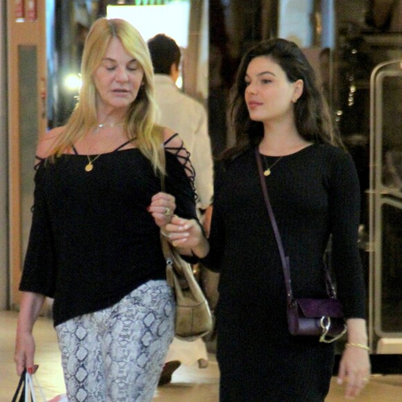 Isis Valverde aposta em vestido midi canelado e tênis rasteiro para dia de compras com a mãe