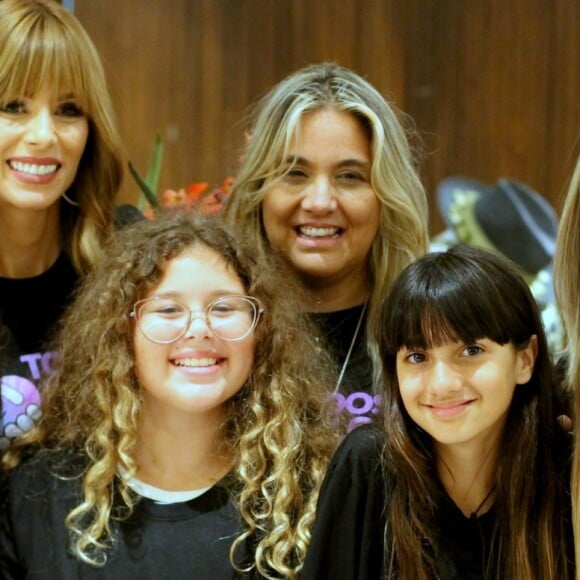 Ana Furtado posa com filha, Isabella, e mais crianças em evento beneficente