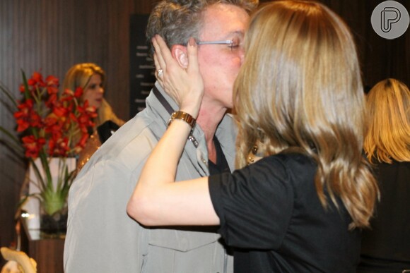 Ana Furtado dá beijo no marido, Boninho, em bazar beneficente