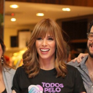 Ana Furtado posa de mãos dadas com Lucy Ramos, Thaissa Carvalho, Rainer Cadete e Amanda Richter