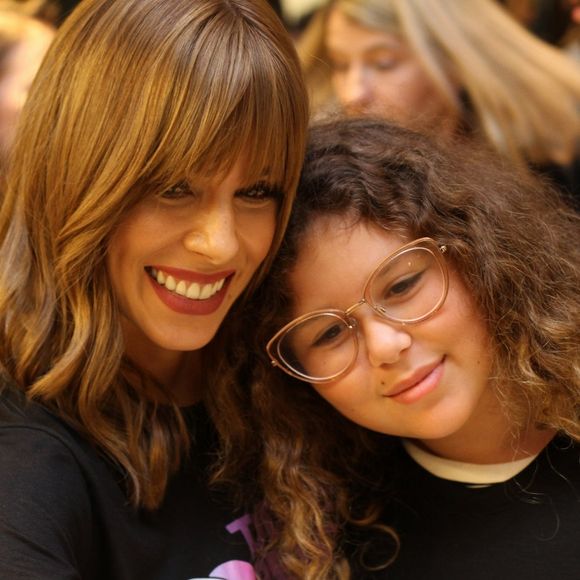 Ana Furtado ganha carinho da filha, Isabella, no Bazar 'Todos Pelo INCA'