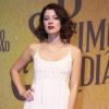 Giulia Gayoso apostou em vestido branco com bordados no decote e franja no comprimento para festa de lançamento da novela 'O Sétimo Guardião'