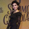 Vanessa Giácomo usou vestido midi com estampa poá e joias L/DANA na festa de lançamento da novela 'O Sétimo Guardião'