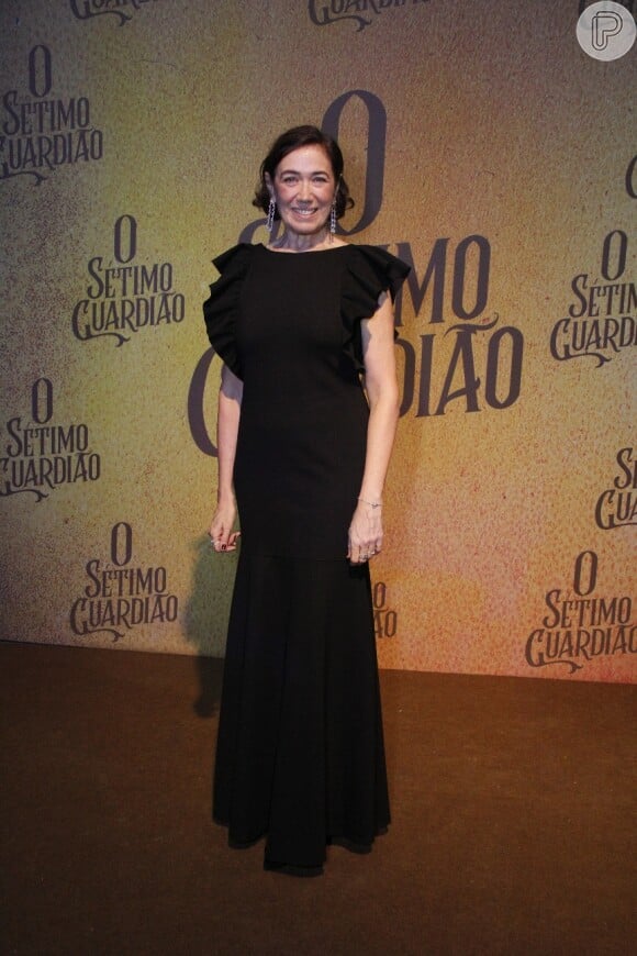Lília Cabral apostou em look monocromático para a festa de lançamento da novela 'O Sétimo Guardião'