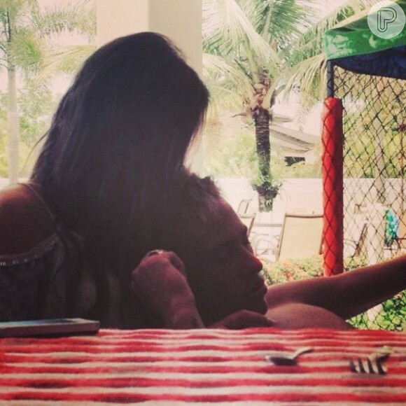 Bruna Marquezine postou uma foto romântica com o namorado, Neymar, em 12 de fevereiro de 2013