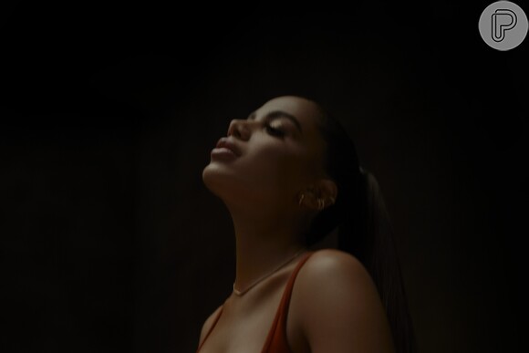 Anitta interage com ela mesma em 'Não Perco Meu Tempo Mais'