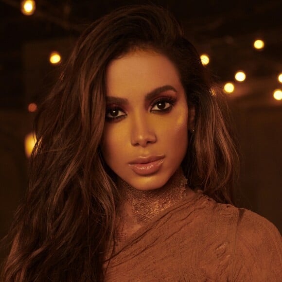 Anitta usa look nude e fica coberta por lama em 'Veneno'