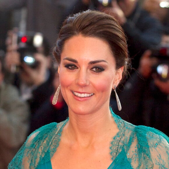 Kate Middleton usou sandália Jimmy Choo e clutch também Jenny Packham