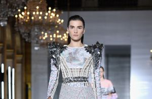 Anos 80: vestidos com ombros marcados são hit nas passarelas e entre as famosas