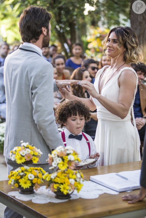 Luzia (Giovanna Antonelli) e Beto Falcão (Emilio Dantas) terminaram a novela casados e cercados pela família