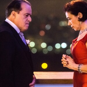 Valentina (Lilia Cabral) se surpreende quando Olavo (Tony Ramos) diz que presenteará Laura (Yanna Lavigne) com a sua empresa, na novela 'O Sétimo Guardião'