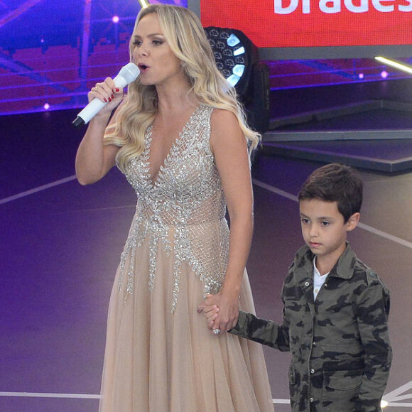 Arthur, filho de Eliana, participou do Teleton 2018 ao lado da mãe