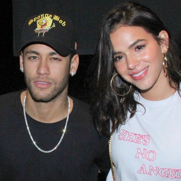 Neymar posou para uma foto neste sábado, 10 de novembro de 2018, e fãs viram um vestido já usado por Bruna Marquezine no quarto do craque