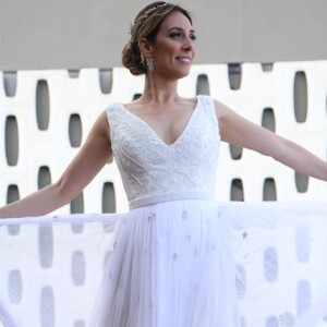 O vestido usado por Natasha Dantas no segundo casamento com William Bonner possui 8 mil miniperólas bordadas