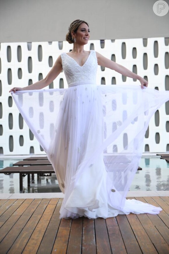 O vestido usado por Natasha Dantas no segundo casamento com William Bonner possui 8 mil miniperólas bordadas