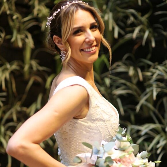 Natasha Dantas, mulher de William Bonner, elegeu vestido do Ateliê Maria Mendes para o 2º casamento com o jornalista