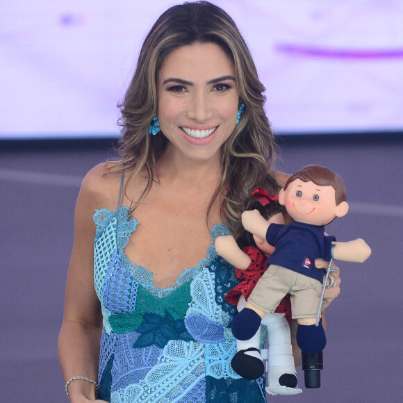'Esses estilistas doaram as peças para ajudar o instituto, eu arremetei para contribuir com o instituto e agora usei para contribuir com a maior festa do bem que eu conheço! Legal, né!? Uma mega corrente do bem!', comemorou Patricia Abravanel