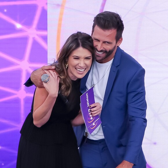Rebeca Abravanel e Henri Castelli se abraçaram no Teleton após Patricia Abravanel dar uma de 'cupido'