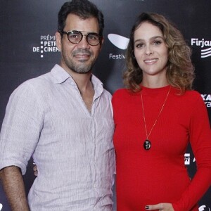 Juliano Cazarré e a esposa, Letícia, prestigiaram a exibição do filme 'O Grande Circo Místico', no Festival do Rio, neste sábado, 10 de novembro de 2018