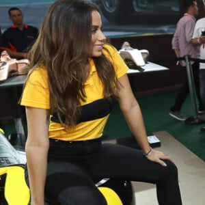 Anitta posou para fotos nos bastidores do Grande Prêmio do Brasil de Fórmula 1